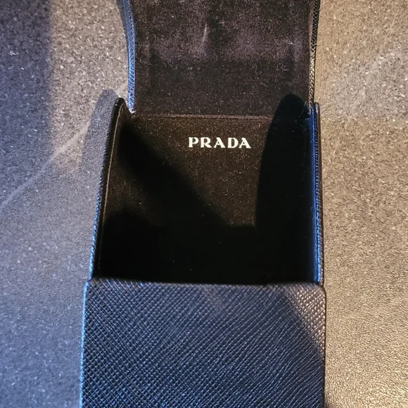 Prada case - Picture 3 of 3
